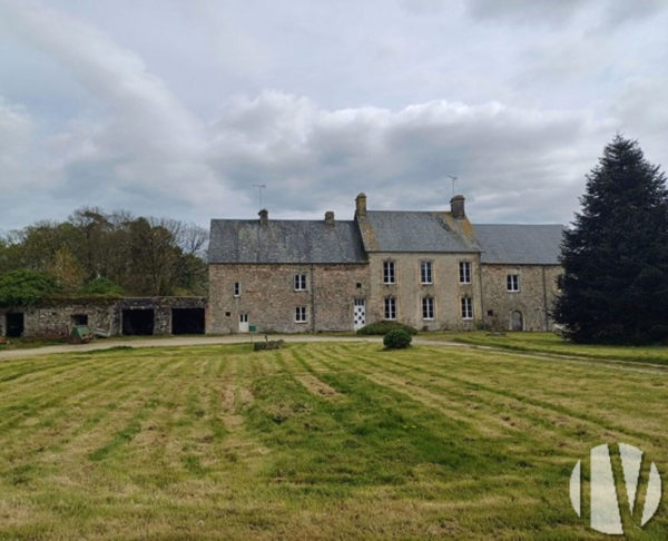 MANCHE Mooi bedrijf van 90 hectare met karaktervol huis in de regio Cotentin