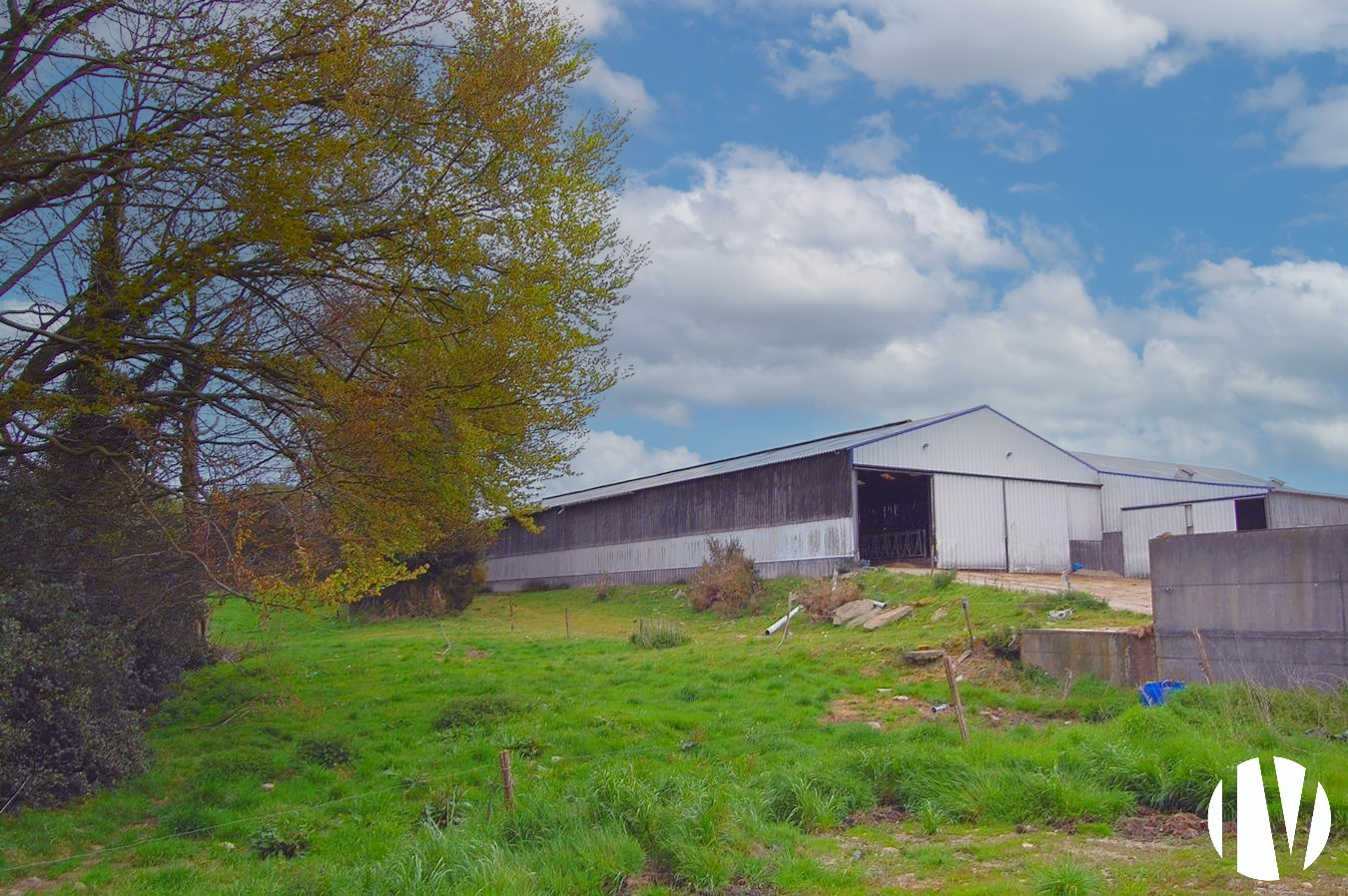 SOUTH FINISTERE. Beautiful dairy site close to amenities with 600,000 litres of milk on 80 grouped hectares - 