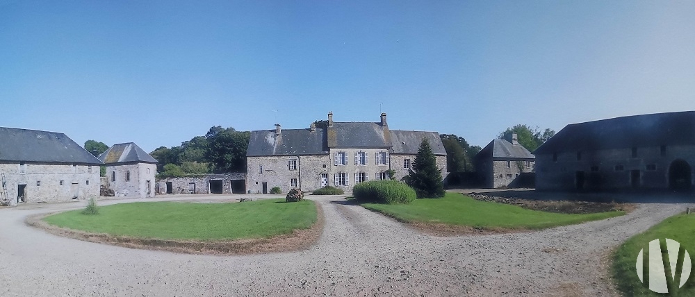 MANCHE Mooi bedrijf van 90 hectare met karaktervol huis in de regio Cotentin - 