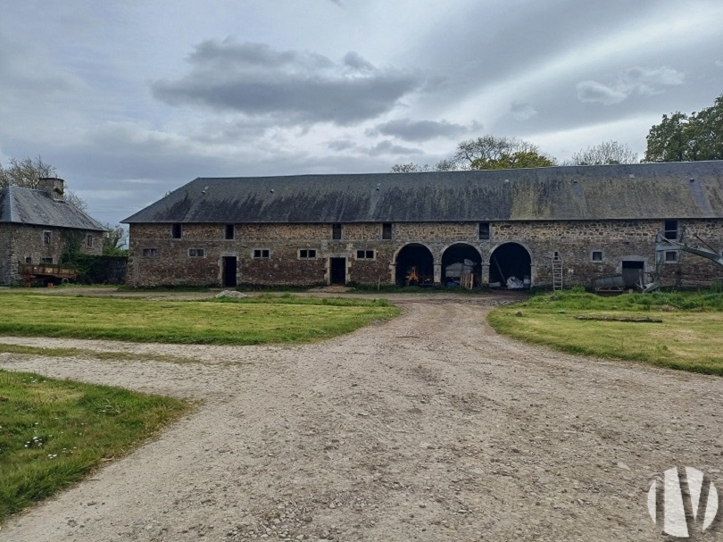 MANCHE Mooi bedrijf van 90 hectare met karaktervol huis in de regio Cotentin - 