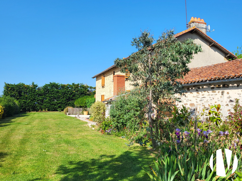 VIENNE. Beautiful farm complex with good profitability for investors - 