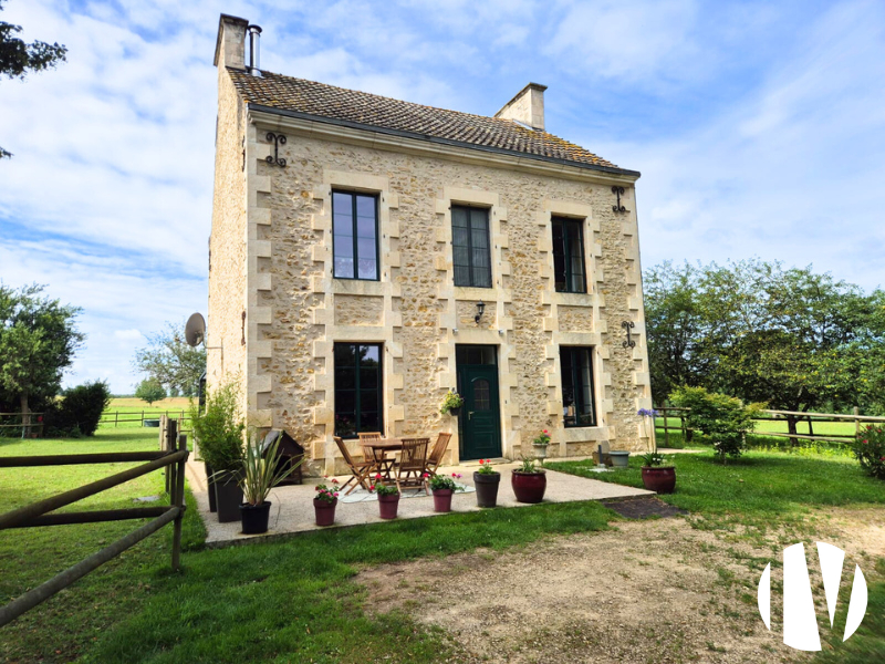 VIENNE, belle propriété équestre de caractère sur 70 hectares - 