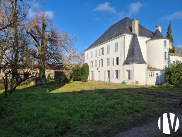 Landgoed op 5 hectare met kasteel en bijgebouwen voor evenementen en agrotoeristische activiteiten in Nouvelle-Aquitaine