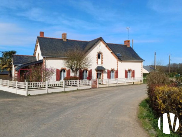 MAINE ET LOIRE. Prachtige boerderij met boomgaarden en gewassen op 84 hectare