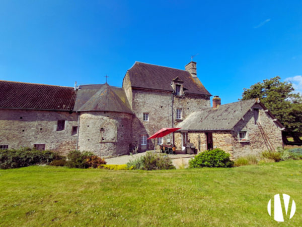 MANCHE Manor house and its 75-hectare farm